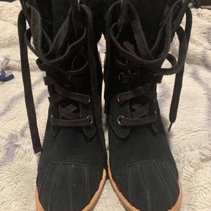 Women’s waterproof Ugg boots size 6 worn once